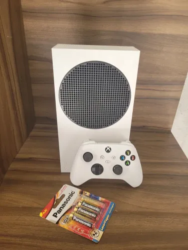 Xbox Series S 512GB - Excelente estado - Acompanha controle original e 4 pilhas!