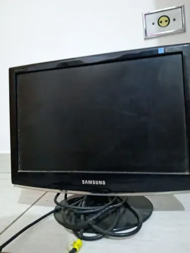 Monitor Samsung VGA (Com Mancha / Desapego)