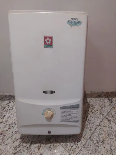 aquecedor de água a gás da marca Sakura, modelo SH-890