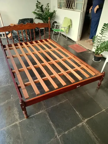 Cama de madeira com colchão