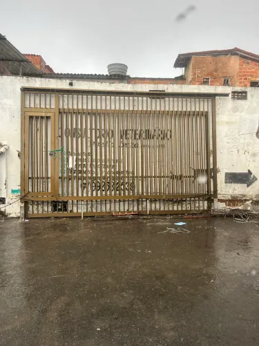 Portão em alumínio na cor bronze.
