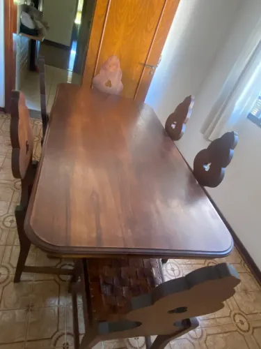 Mesa de imbuia maciça com 6 cadeiras 