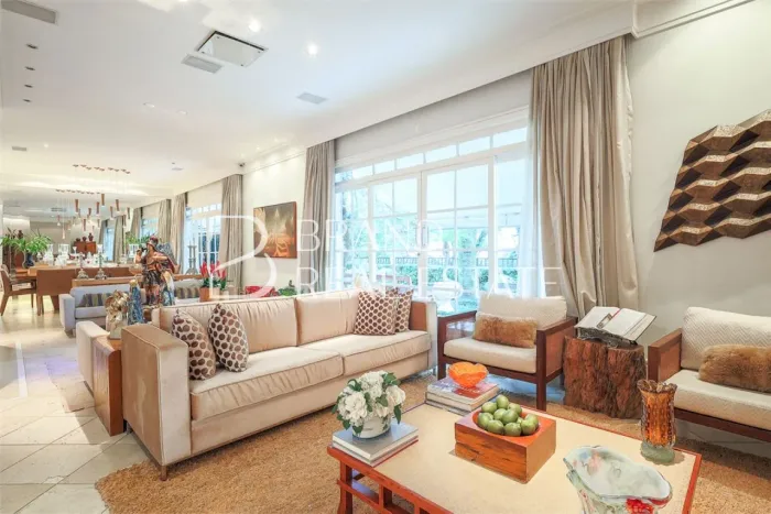 Casa com 584 m², 5 quartos sendo 5 suítes à venda no bairro Vila Madalena.