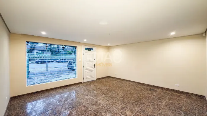 CASA COMERCIAL COM 8 SALAS EM EXCELENTE LOCALIZAÇÃO NO AGUA VERDE Casa Comercial Com 8 Sal