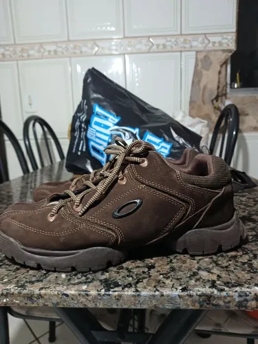 Vendo tênis Oakley Battle original usei 3 vezes zerado pego celular na troca ou Vendo 385