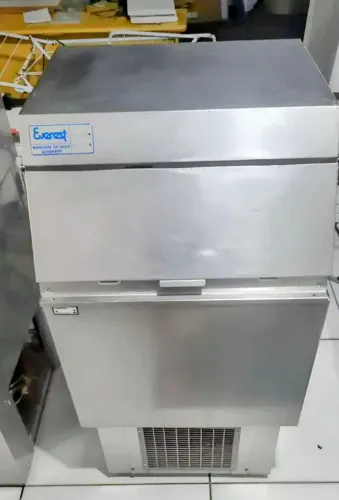 Máquina de gelo 75kg Everest