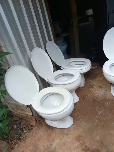 Vendo vasos sanitário usado da marca deca e standard valor:100 reais cada