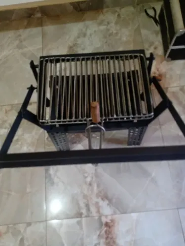 Churrasqueira pequena com grelha giratória 
