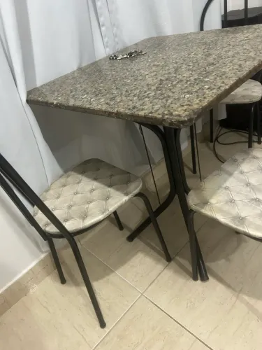 Mesa com pedra 4 cadeiras