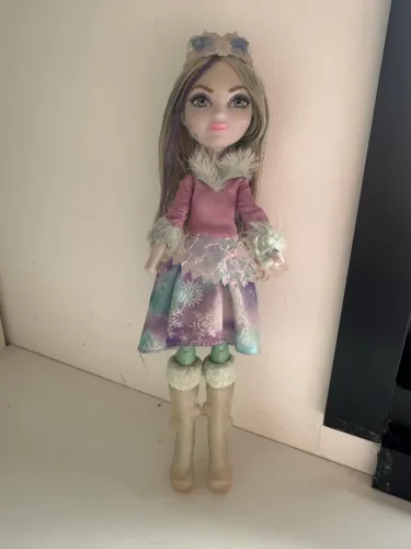 Boneca Crystal Winter Ever After High feitiço de inverno