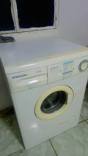Máquina de lavar roupa com defeito 