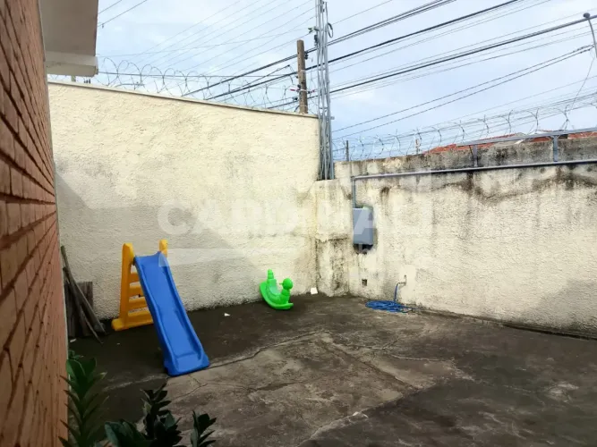 Casa com excelente localização próximo comércio e supermercados