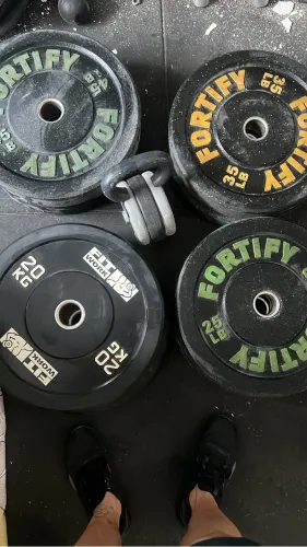 Mais de 200kg em pesos incluindo anilhas oficiais fortify