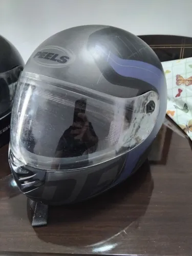 Vende-se dois capacetes por 150 reais.