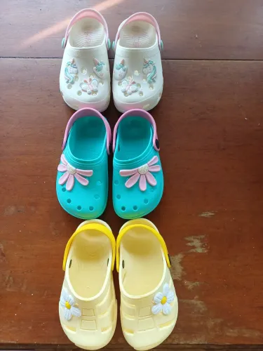 Babuche Menina n° 23/24 e 24/25 - R$ 25,00 cada par.