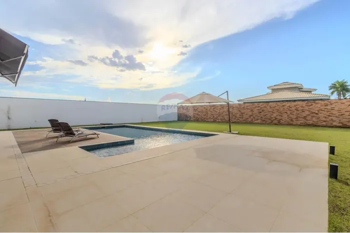 Casa à venda com 4 suítes, 523 m² de área útil, 1001 m² terreno, por R$ 3.990.000 - Condom