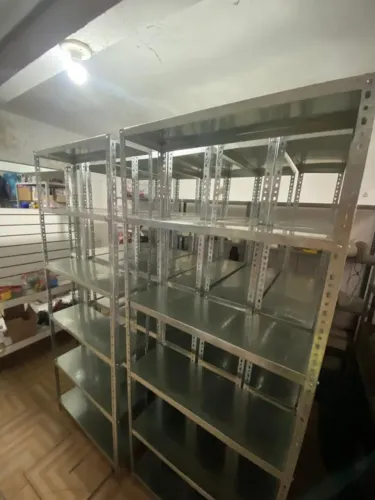 Estante Metálica com Várias Prateleiras