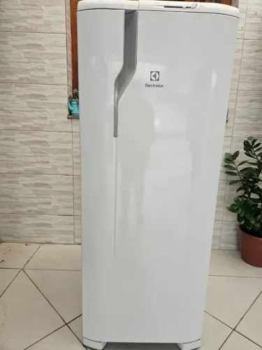 Geladeira Eletrolux 240 litros