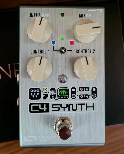 Pedal C-4 Sinth Source Audio, sintetizador para c. baixo e guitarra, usado
