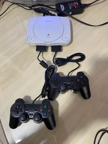 Ps One Acompanha 2 controles Audio E Video e Fonte + 5 Jogos