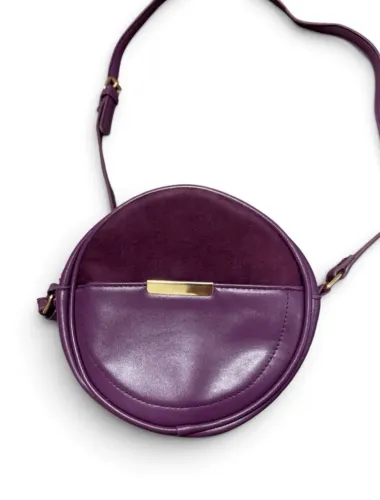 bolsa roxa redonda com detalhes dourados