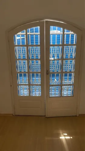 Porta antiga arqueada em madeira com vidro - estilo colonial