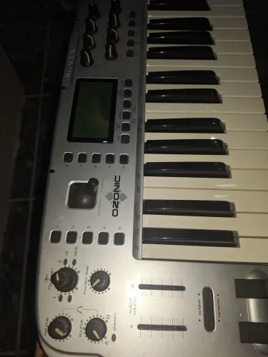 Troco um controlador M Audio Ozonic numa bateria elétrica