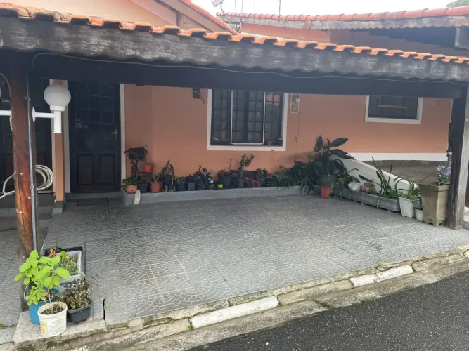 Casa em condomínio fechado com vaga coberta em Poá-SP
