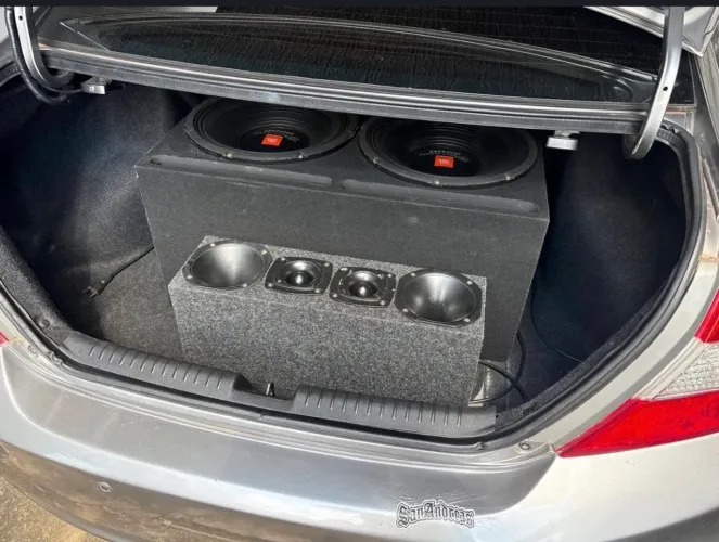 Som par JBL 15? 1100 RMS cada