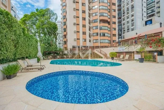 Cobertura Exclusiva de 270 m² no Centro de Florianópolis | 5 Quartos | Piscina | Vista Pri