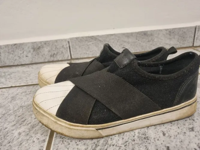 Tênis slip-on preto e branco