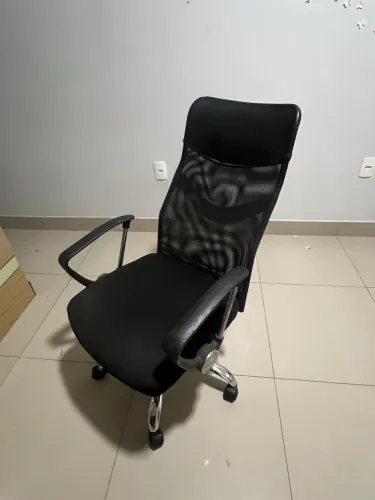 Cadeira de escritório está com um defeito no apoio das costas