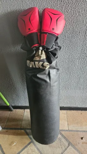 SACO DE PANCADA MKS 1,30MT + PAR LUVAS NOVAS  