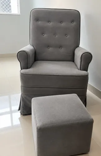Poltrona amamentação com puf 