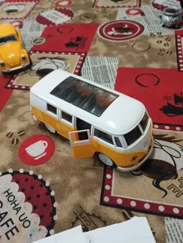 Kombi amarela retrô de metal