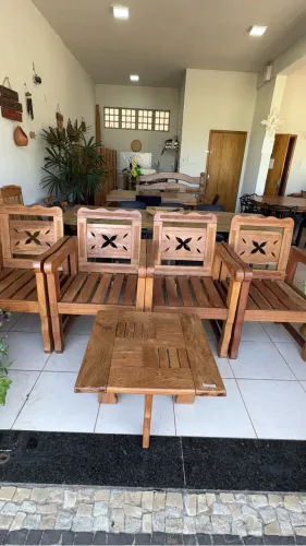 Poltronas em madeira pura