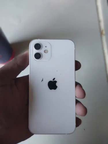 iPhone 12 com detalhes