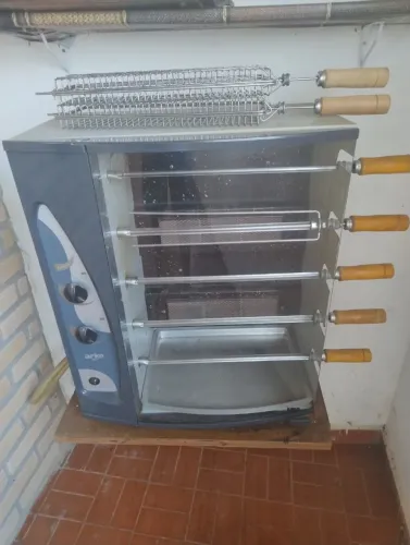 Churrasqueira Rotativa a Gás Arke - 5 Espetos + 2 extras