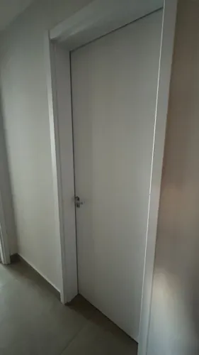 Vendo porta com maçaneta e chaves .