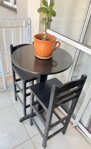 Mesa bistrô com baquetas