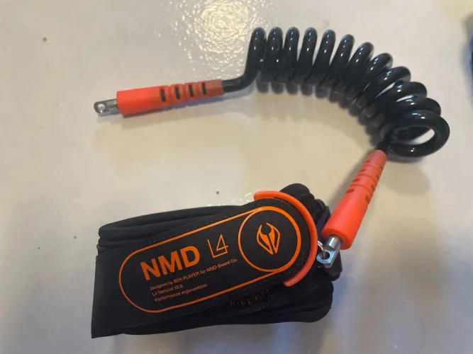 Leash NMD
