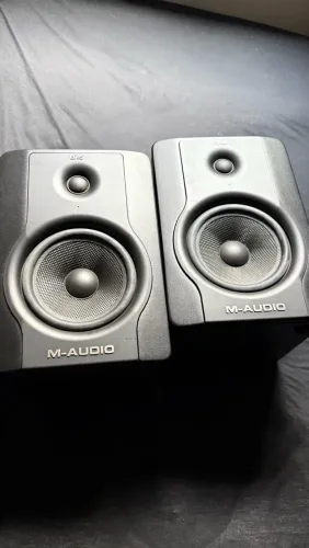 Par de Monitores de Áudio M-Audio BX5 D2 - 70W RMS cada (Home Studio)