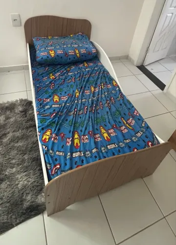 Mini cama , com o tamanho muito legal. Meu filho dormiu nela até 9 anos tranquilo. 