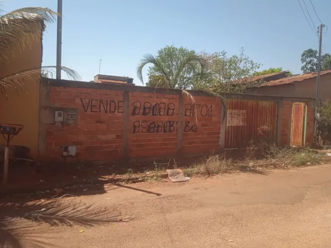 Vendo : Lote quitado, Não é terreno de loteamento,  já esta murado com  padrão  e  portão.
