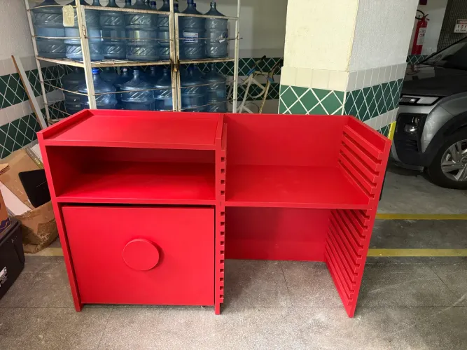 Lindo móvel com mesa evolutiva