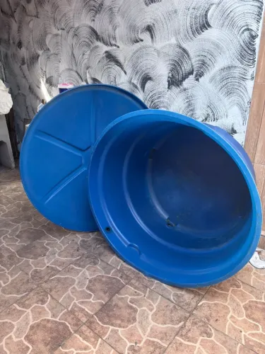 caixa d'água de polietileno azul da marca Souza Lev com capacidade de 500 litros