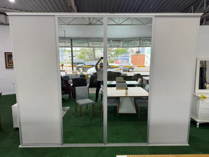 Guarda roupas feito sob medida de MDF 4 portas de correr com espelho