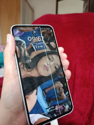 Samsung a35 5g com uma listra verde