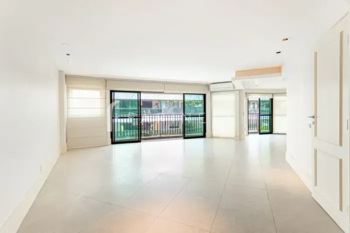 Apartamento com varanda e muita luz natural em rua tranquila no Jardim Botânico.