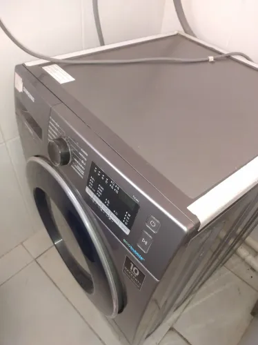 Máquina lava e seca, com defeito. Mas funcionando.